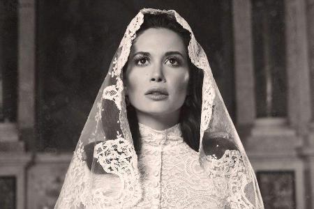 Für ihren Neuanfang präsentiert sich Grace Capristo mit Grace-Kelly-Gedächtnis-Gewand Für ihren Neuanfang präsentiert sich Grace Capristo mit Grace-Kelly-Gedächtnis-Gewand