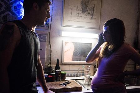 Rocky und Laura (Claudia Eisinger) rufen Hilfe