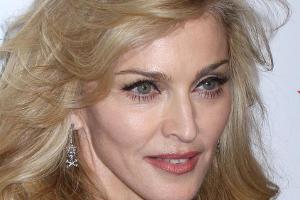 Die Skandale nehmen kein Ende: Madonna entblößt Busen von Fan