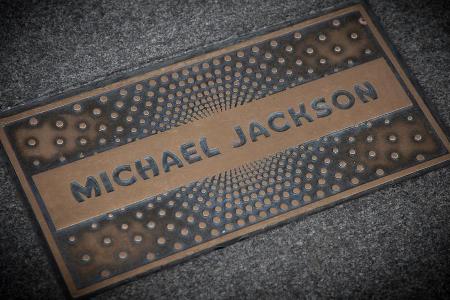 Die Ehrenplakette für Michael Jackson vor dem New Yorker Apollo Theatre Die Ehrenplakette für Michael Jackson vor dem New Yorker Apollo Theatre