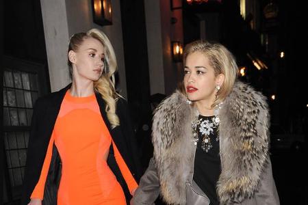 ...mit ihrer Freundin Rita Ora. Wenn die beiden nachts Händchen haltend in London um die Häuser ziehen, sind sie selbstverst...