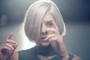 Aurora erobert barfuß die Talkshow-Bühne von Jimmy Fallon