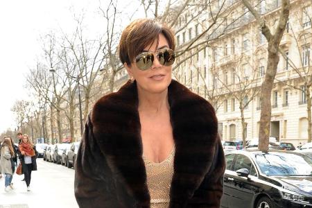 Kris Jenner im Pelzmantel während der Fashion Week in Paris: Echter Pelz gilt gemeinhin als modisches No-Go Kris Jenner im Pelzmantel während der Fashion Week in Paris: Echter Pelz gilt gemeinhin als modisches No-Go