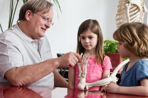 Rückenpapst Grönemeyer startet Kinderschuh-Initiative