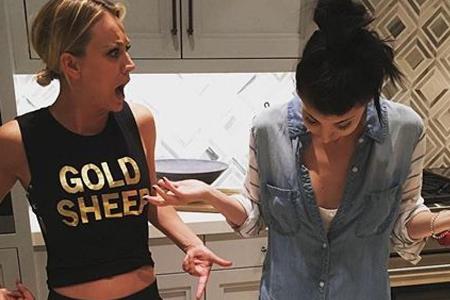 Kaley Cuoco im Partnerlook mit ihrer Freundin: Beide tragen Leggings mit Fotos der Kaley Cuoco im Partnerlook mit ihrer Freundin: Beide tragen Leggings mit Fotos der