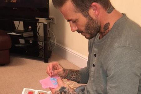Nur nicht in den Finger stechen: David Beckham sitzt hochkonzentriert über seinen Näharbeiten Nur nicht in den Finger stechen: David Beckham sitzt hochkonzentriert über seinen Näharbeiten
