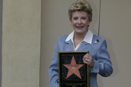 Im Jahr 2004 hatte Patty Duke einen Stern auf dem Walk of Fame erhalten Im Jahr 2004 hatte Patty Duke einen Stern auf dem Walk of Fame erhalten