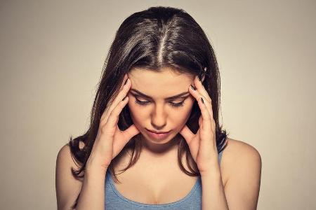 Eine kurze Schläfenmassage wirkt oft schon Wunder gegen Stress Eine kurze Schläfenmassage wirkt oft schon Wunder gegen Stress