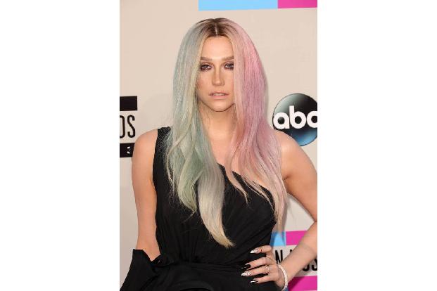 ...vor zwei Jahren mit dem Magerwahn kämpfte. Bei den American Music Awards im November 2013 wirkte sie blass und niedergesc...