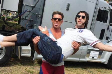 Zac Efron trägt ihn auf Händen: Sacha Baron Cohen Zac Efron trägt ihn auf Händen: Sacha Baron Cohen