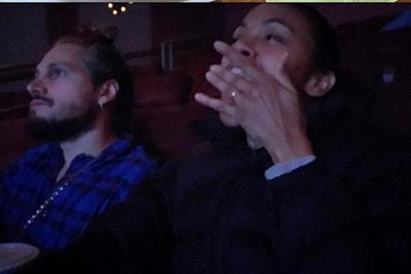 Zoe Saldana lässt es am Geburtstag ihres Mannes ruhig angehen - mit Pizza und einem Film Zoe Saldana lässt es am Geburtstag ihres Mannes ruhig angehen - mit Pizza und einem Film