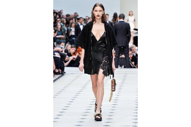 ...der britischen Modemarke griff. Der sexy, schwarze Spitzenfummel aus der Frühjahrs-/Sommer-Kollektion 2016 war bereits im...