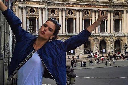 Model Alessandra Ambrosio trägt natürlich schon den heißesten Trend der Saison: die Bomberjacke Model Alessandra Ambrosio trägt natürlich schon den heißesten Trend der Saison: die Bomberjacke