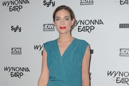 Kathleen Munroe bezauberte bei der Wondercon 2016 in einem türkisen Einteiler Kathleen Munroe bezauberte bei der Wondercon 2016 in einem türkisen Einteiler