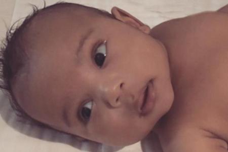Was für ein süßer Schnappschuss von Saint West Was für ein süßer Schnappschuss von Saint West