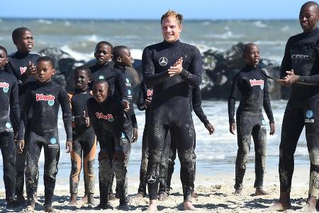 Teilnehmer von Waves for Change mit Laureus-Botschafter Sebastian Steudtner