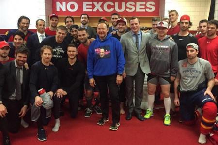 Kevin Spacey postete ein Gruppenbild mit den Florida Panthers Kevin Spacey postete ein Gruppenbild mit den Florida Panthers