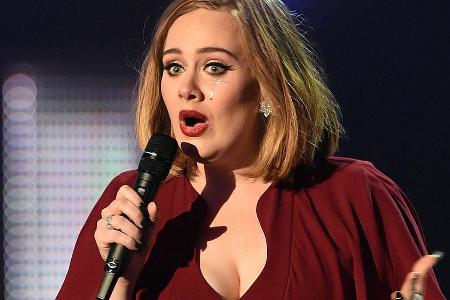 Adele hat Angst auf Rihannas Konzert zu viel Marihuana abzubekommen Adele hat Angst auf Rihannas Konzert zu viel Marihuana abzubekommen