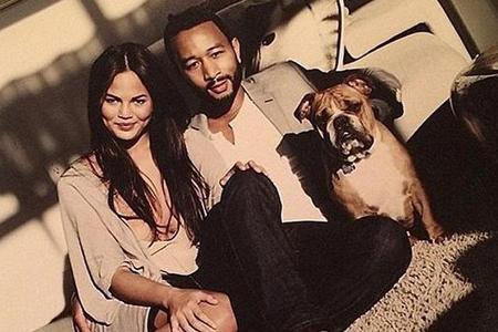 Happy Family: Chrissy Teigen mit Ehemann John Legend und ihrem ersten gemeinsamen Hund Happy Family: Chrissy Teigen mit Ehemann John Legend und ihrem ersten gemeinsamen Hund