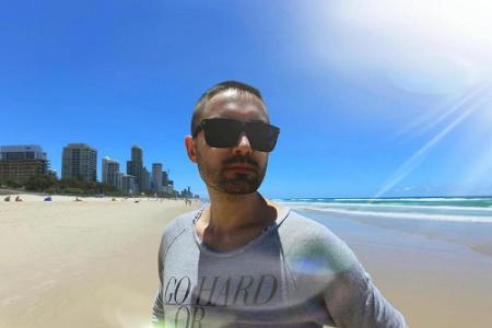 Menderes am Strand in Australien - parallel zum Dschungel-Aufenthalt pflegt das Sternchen auch seine Musikkarriere Menderes am Strand in Australien - parallel zum Dschungel-Aufenthalt pflegt das Sternchen auch seine Musikkarriere