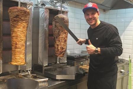 Lukas Podolski am Dönerspieß - aber nicht in Istanbul, sondern in Köln