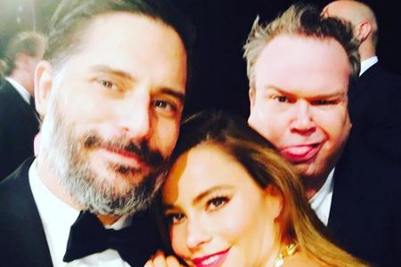 Sofia Vergara und Joe Manganiello (l.) werden von Schauspielkollege Eric Stonestreet gephotobombt Sofia Vergara und Joe Manganiello (l.) werden von Schauspielkollege Eric Stonestreet gephotobombt