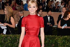 Anna Faris erschien zu den SAG Awards in einem roten Kleid
