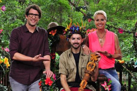 Die Moderatoren Daniel Hartwich (l.) und Sonja Zietlow mit ihrem König Menderes Bagci Die Moderatoren Daniel Hartwich (l.) und Sonja Zietlow mit ihrem König Menderes Bagci