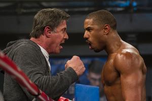 Rocky (Sylvester Stallone) trainiert Donnie (Michael B Jordan) mit all seiner Kraft