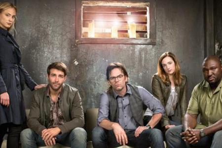 Tierpathologe Mitch Morgan (Billy Burke, M.) und seine Mitstreiter nehmen es mit wildgewordenen Tieren auf