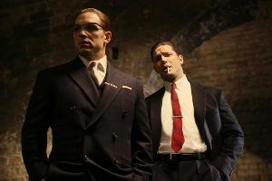 Die Gangster-Brüder Ron (l.) und Reggie Kray (beide Tom Hardy) streben in London nach der ultimativen Macht