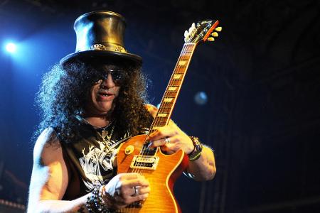 Der hier abgebildete Slash und Sänger Axl Rose werden wieder gemeinsam auf der Bühne stehen Der hier abgebildete Slash und Sänger Axl Rose werden wieder gemeinsam auf der Bühne stehen