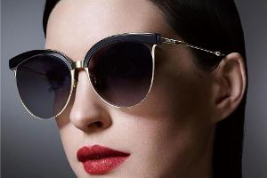 Anne Hathaway wirbt für Sonnenbrillen