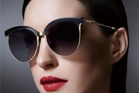 Anne Hathaway wirbt für Sonnenbrillen