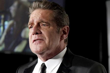 Glenn Frey bei einer Zeremonie der Rock and Roll Hall of Fame im Barclay Center in Brooklyn 2014 Glenn Frey bei einer Zeremonie der Rock and Roll Hall of Fame im Barclay Center in Brooklyn 2014