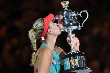 Ein Küsschen für den Pokal: Angelique Kerber feiert ihren Sieg bei den Australian Open in Melbourne Ein Küsschen für den Pokal: Angelique Kerber feiert ihren Sieg bei den Australian Open in Melbourne