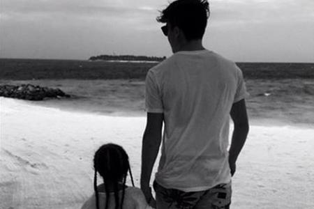Hand in Hand geht Brooklyn Beckham mit seiner kleinen Schwester Harper am Strand spazieren Hand in Hand geht Brooklyn Beckham mit seiner kleinen Schwester Harper am Strand spazieren