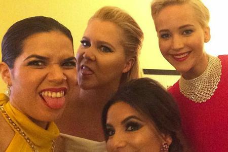 Golden-Globes-Selfie von America Ferrera mit Amy Schumer, Eva Longoria and Jennifer Lawrence (v.l.n.r.) Golden-Globes-Selfie von America Ferrera mit Amy Schumer, Eva Longoria and Jennifer Lawrence (v.l.n.r.)