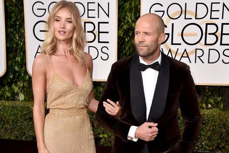 Stolz präsentierte Rosie Huntington-Whiteley an der Seite von Jason Statham ihren Verlobungsring Stolz präsentierte Rosie Huntington-Whiteley an der Seite von Jason Statham ihren Verlobungsring