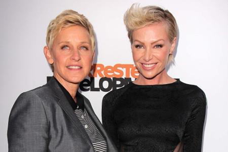 Ellen DeGeneres (links) und Portia De Rossi haben einen Welpen adoptiert Ellen DeGeneres (links) und Portia De Rossi haben einen Welpen adoptiert