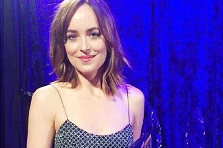 Statt sich über das Kleider-Missgeschick zu ärgern, überwiegt bei Dakota die Freude über ihren Award Statt sich über das Kleider-Missgeschick zu ärgern, überwiegt bei Dakota die Freude über ihren Award