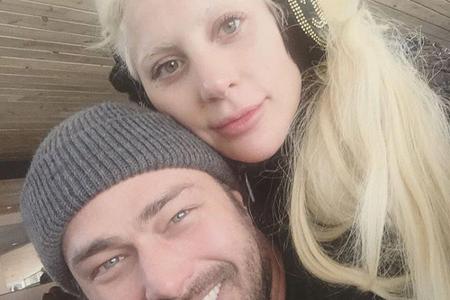 Lady Gaga kuschelt sich an ihren Verlobten Taylor Kinney Lady Gaga kuschelt sich an ihren Verlobten Taylor Kinney