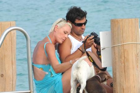 Brigitte Nielsen genießt mit Ehemann Mattia Dessi und ihren Hunden einen Urlaub in Saint-Tropez Brigitte Nielsen genießt mit Ehemann Mattia Dessi und ihren Hunden einen Urlaub in Saint-Tropez