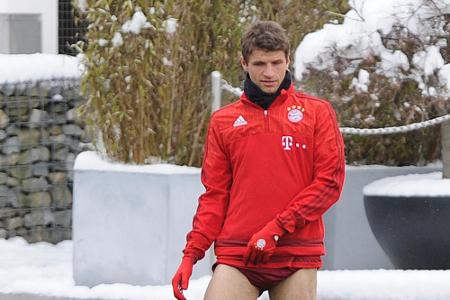 Ist es dieser Anblick, der die Damenwelt bezirzt? Thomas Müller während des Trainings bei Bayern München Ist es dieser Anblick, der die Damenwelt bezirzt? Thomas Müller während des Trainings bei Bayern München
