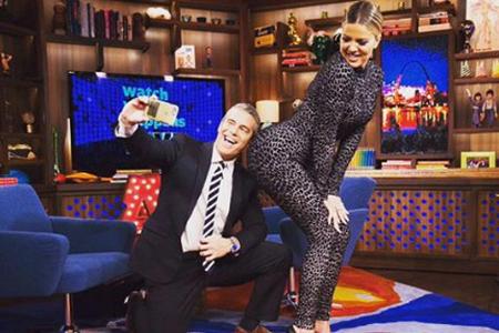 Für jeden Spaß zu haben: Khloe Kardashian reckt Andy Cohen ihr Hinterteil für ein Belfie (Butt + Selfie) entgegen Für jeden Spaß zu haben: Khloe Kardashian reckt Andy Cohen ihr Hinterteil für ein Belfie (Butt + Selfie) entgegen