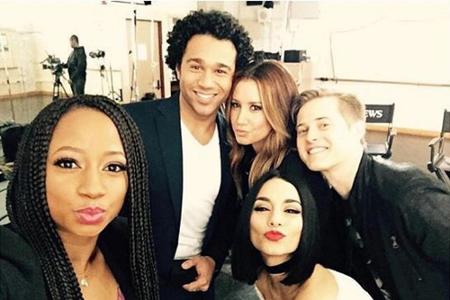 Vanessa Hudgens (unten rechts) teilte bereits einen Schnappschuss von ihrem Wiedersehen mit Monequin Coleman, Corbin Blue, A... Vanessa Hudgens (unten rechts) teilte bereits einen Schnappschuss von ihrem Wiedersehen mit Monequin Coleman, Corbin Blue, A...