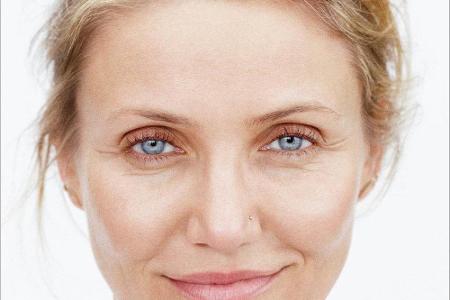 Kaum Make-up, die Haare zurückgenommen: So natürlich präsentiert sich Cameron Diaz auf dem Cover ihres zweiten Buches Kaum Make-up, die Haare zurückgenommen: So natürlich präsentiert sich Cameron Diaz auf dem Cover ihres zweiten Buches