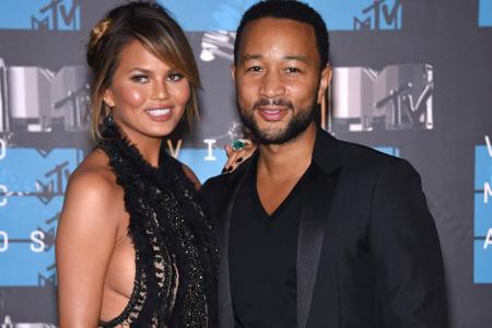 Knapp neun Jahre sind Chrissy Teigen und John Legend schon ein Paar, 2016 wird ihr erstes gemeinsames Kind zur Welt kommen Knapp neun Jahre sind Chrissy Teigen und John Legend schon ein Paar, 2016 wird ihr erstes gemeinsames Kind zur Welt kommen