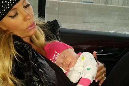 Coco Austin und ihre kleine Tochter ruhen sich aus Coco Austin und ihre kleine Tochter ruhen sich aus