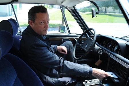 Meuffels (Matthias Brandt) ermittelt in Waldkreitling - und legt die Heintje-CD ein